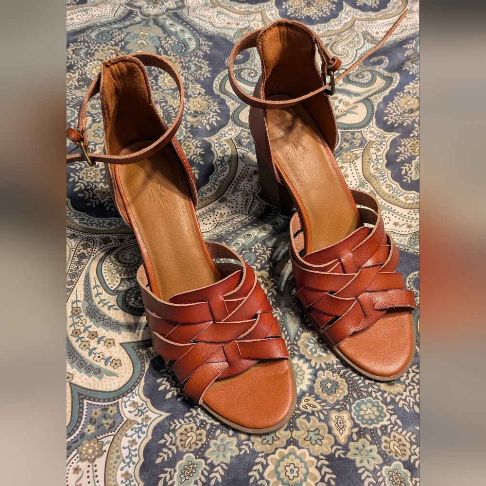 Universal Thread ankle strap heels